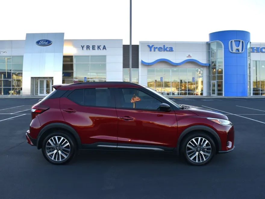 2024 Nissan Kicks SR photo 1