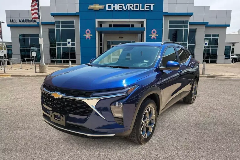 2024 Chevrolet Trax LT photo 1