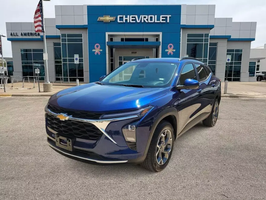 2024 Chevrolet Trax LT photo 1