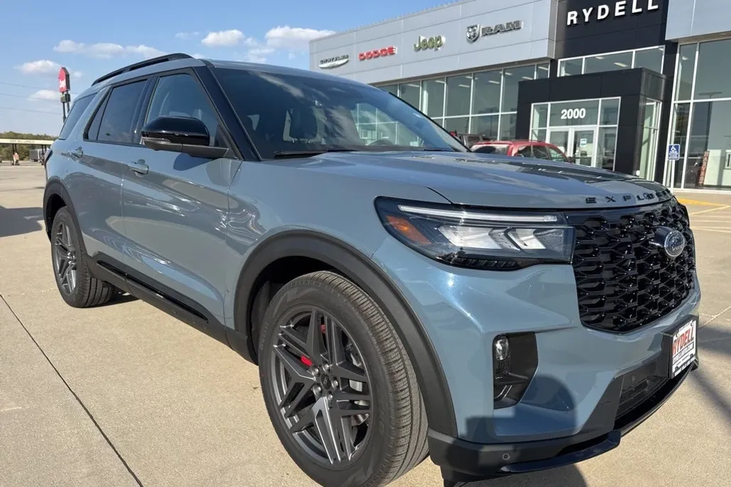 2025 Ford Explorer ST photo 1