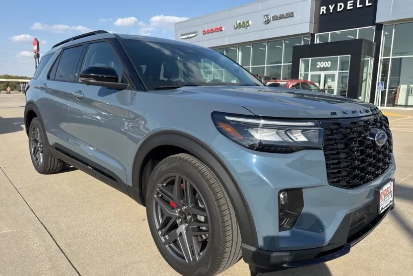 2025 Ford Explorer ST photo 1
