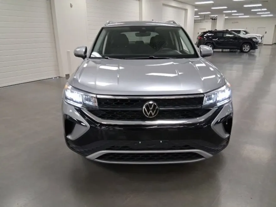 2024 Volkswagen Taos SE photo 1