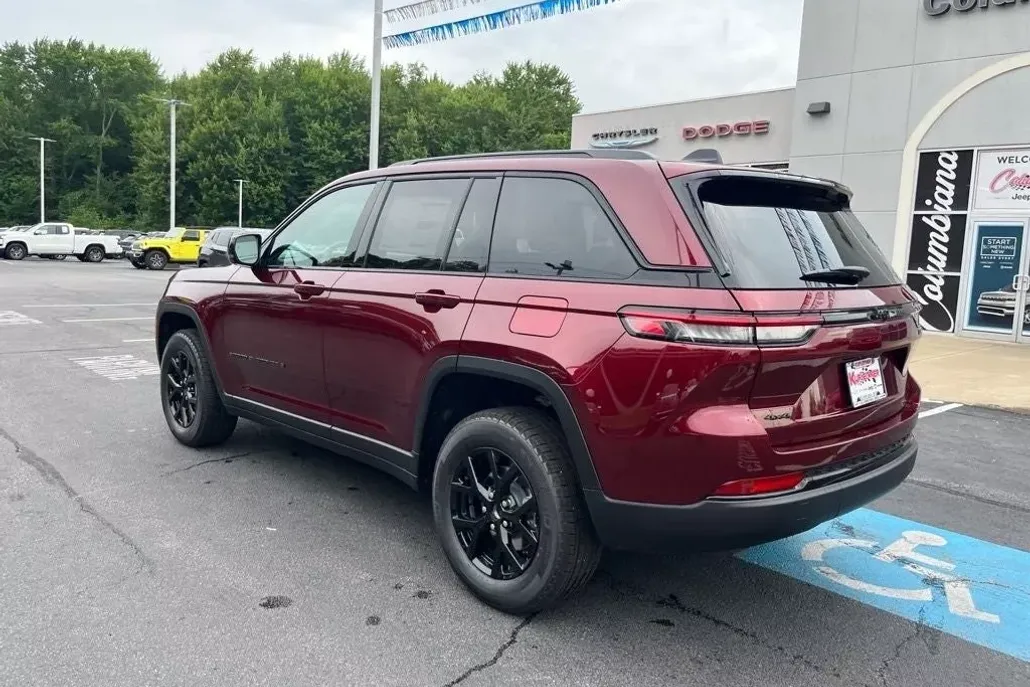 2025 Jeep Grand Cherokee Laredo photo 1
