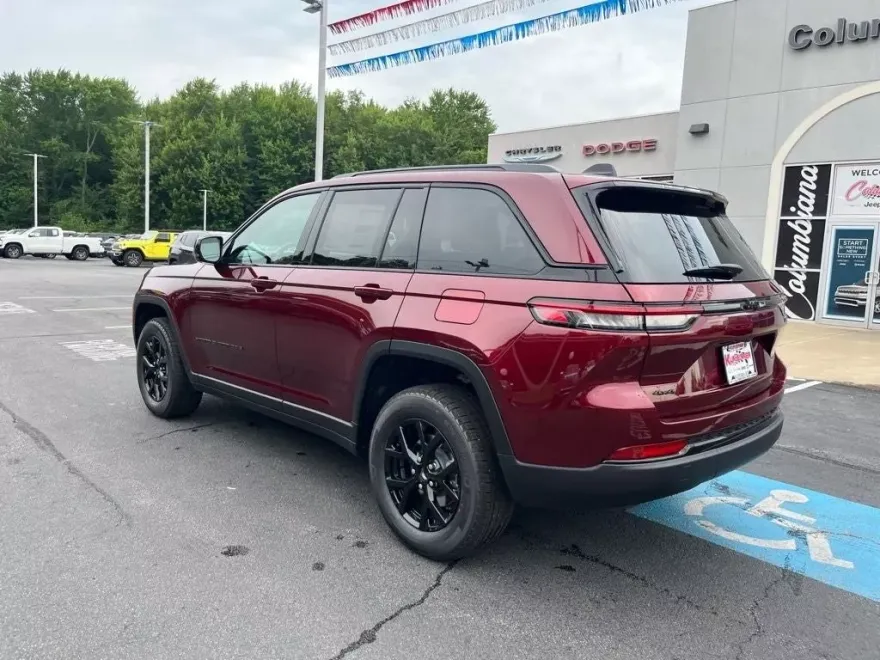 2025 Jeep Grand Cherokee Laredo photo 1