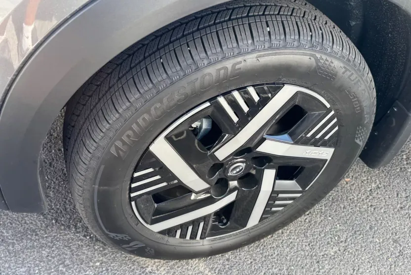 2025 Nissan Kicks SV photo 1