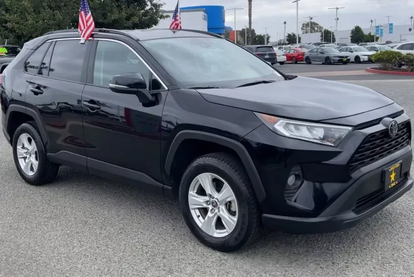 2021 Toyota RAV4 XLE photo 1