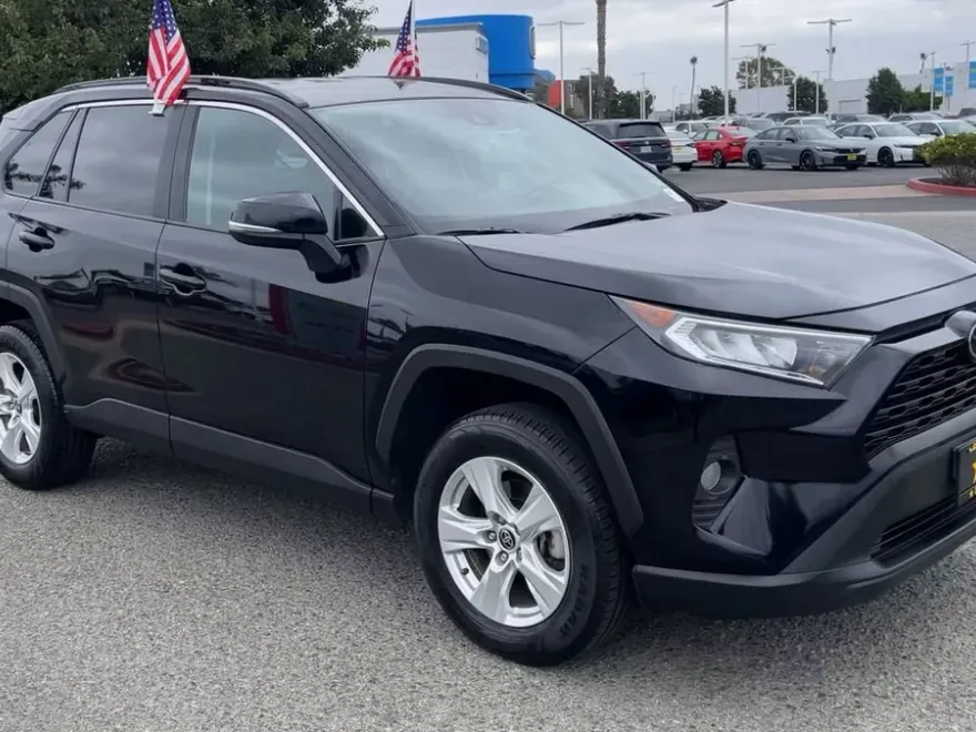 2021 Toyota RAV4 XLE photo 1