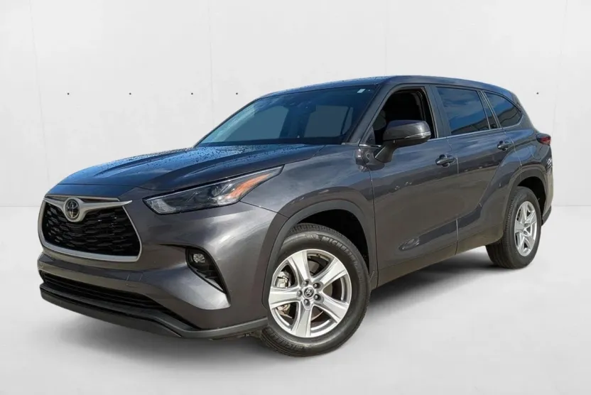 2024 Toyota Highlander LE photo 1