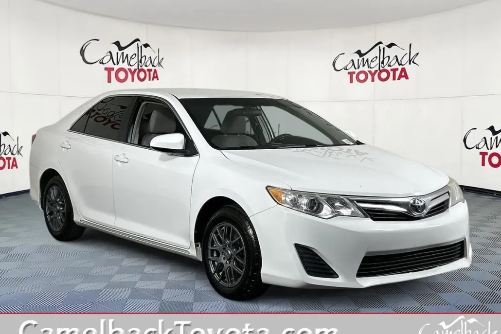 2014 Toyota Camry LE photo 1
