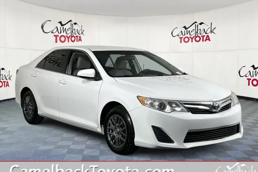 2014 Toyota Camry LE photo 1