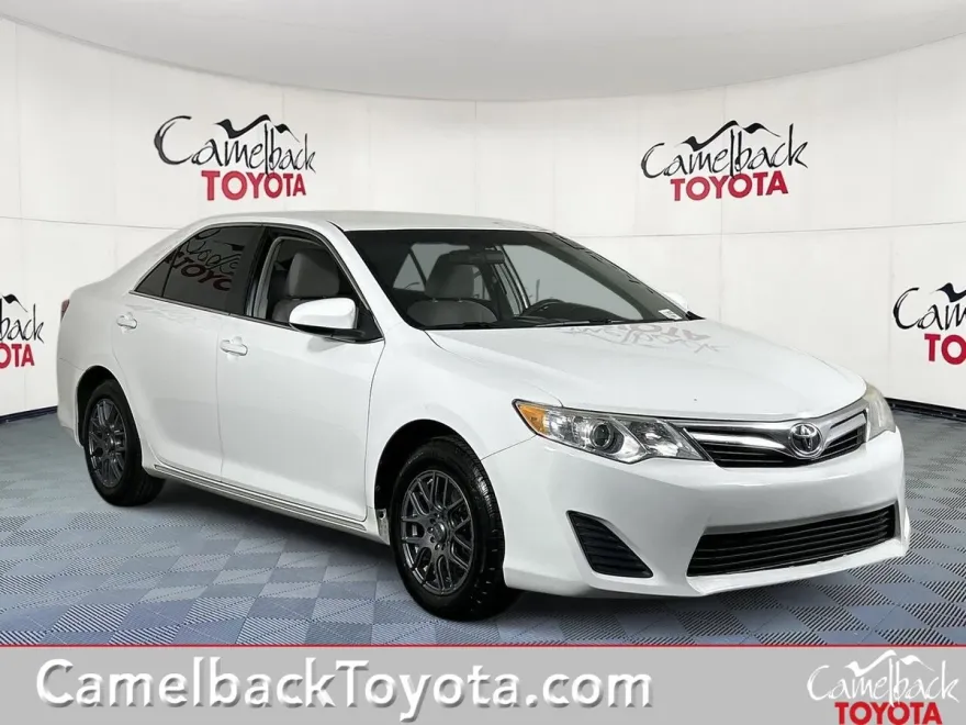 2014 Toyota Camry LE photo 1