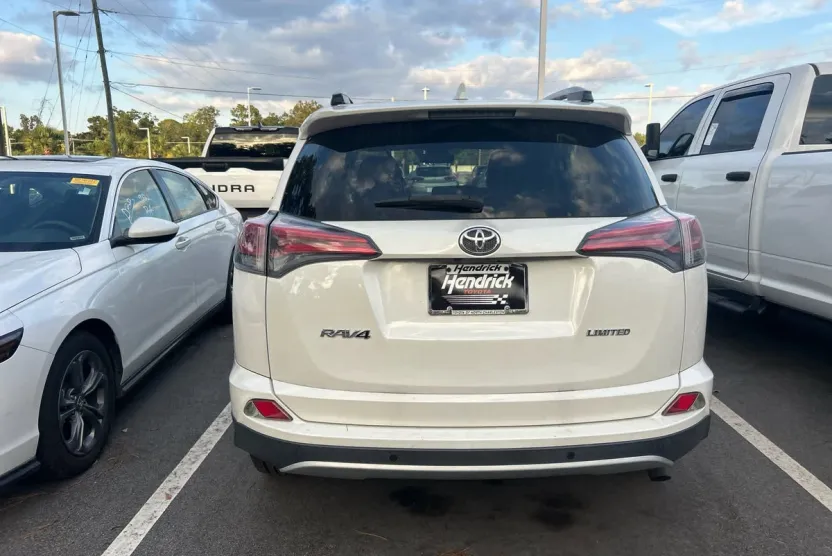 2016 Toyota RAV4 Limited photo 1