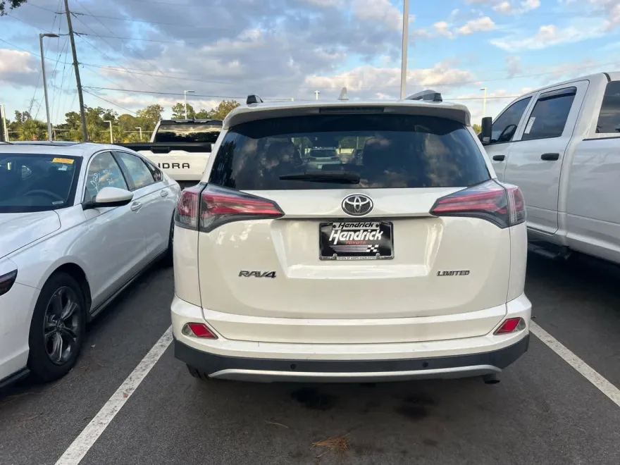 2016 Toyota RAV4 Limited photo 1