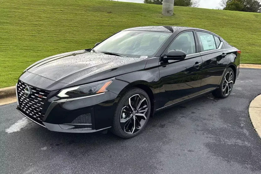 2025 Nissan Altima SR photo 1
