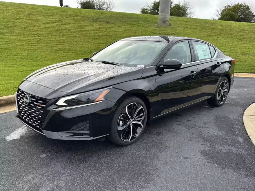 2025 Nissan Altima SR photo 1
