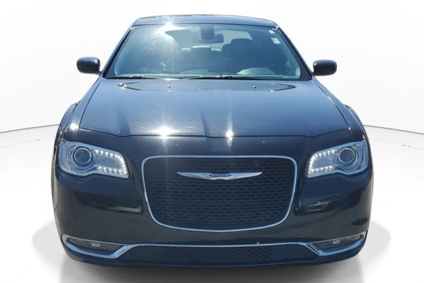 2016 Chrysler 300 Limited photo 1