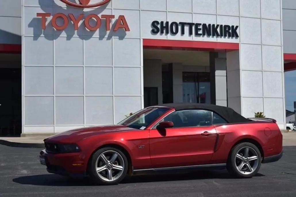 2010 Ford Mustang GT photo 1
