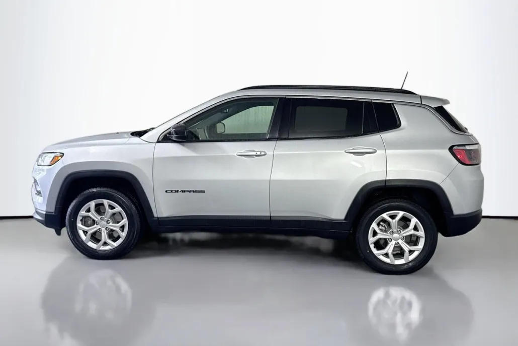 2024 Jeep Compass Latitude photo 1