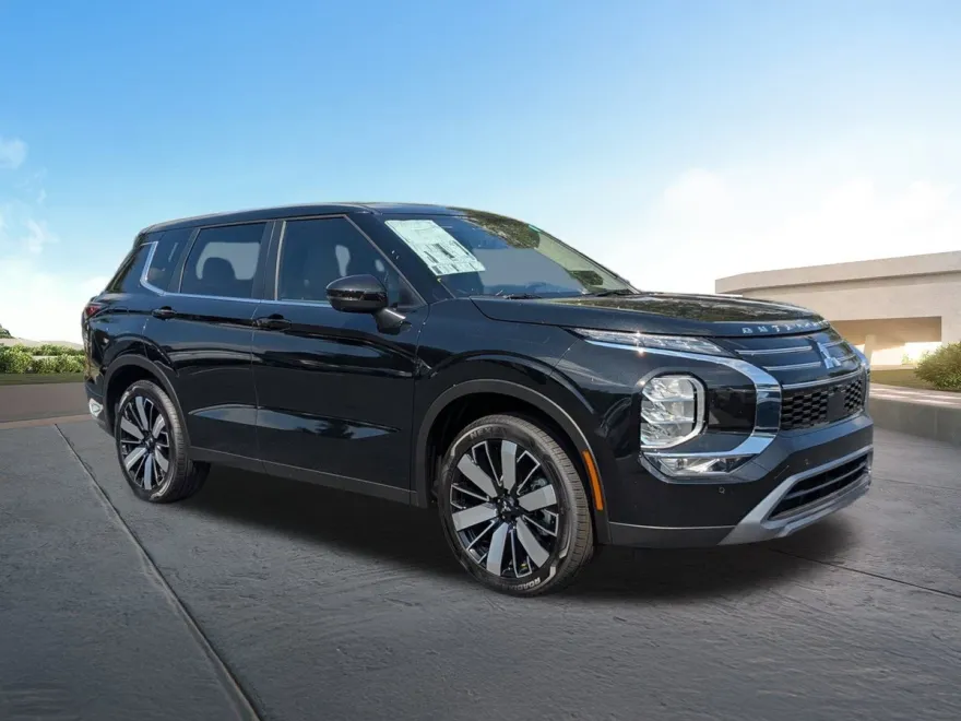 2025 Mitsubishi Outlander SE photo 1