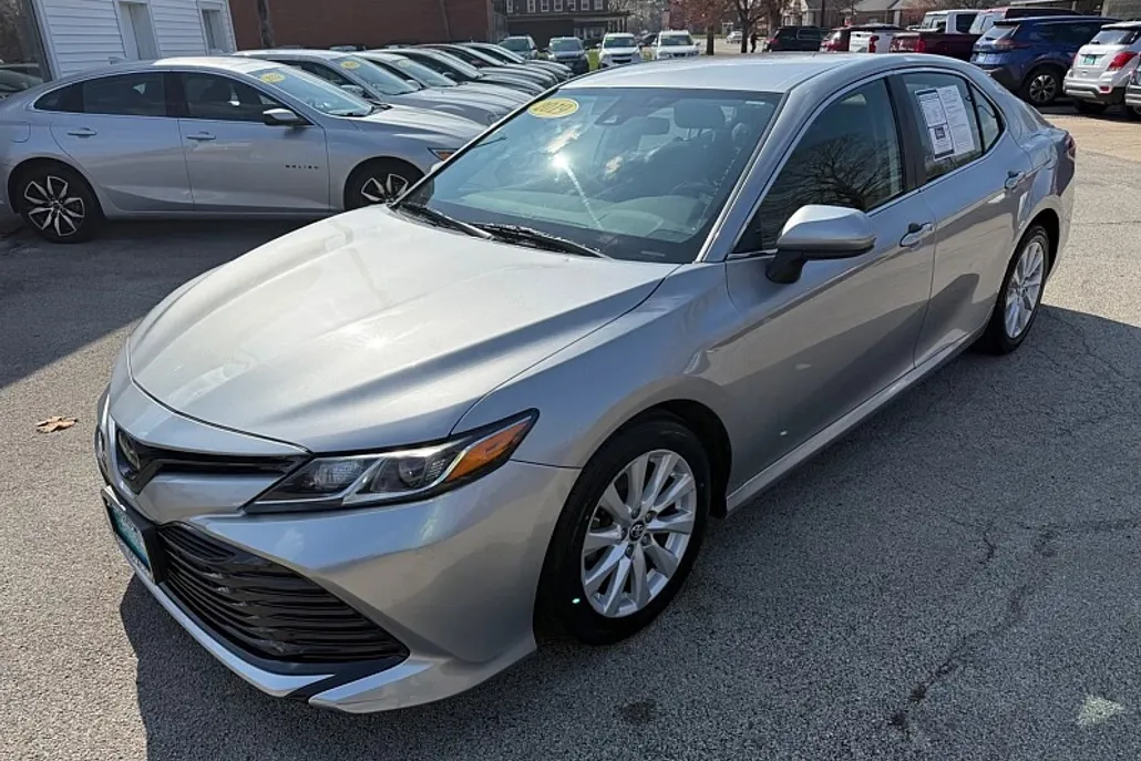 2019 Toyota Camry LE photo 1