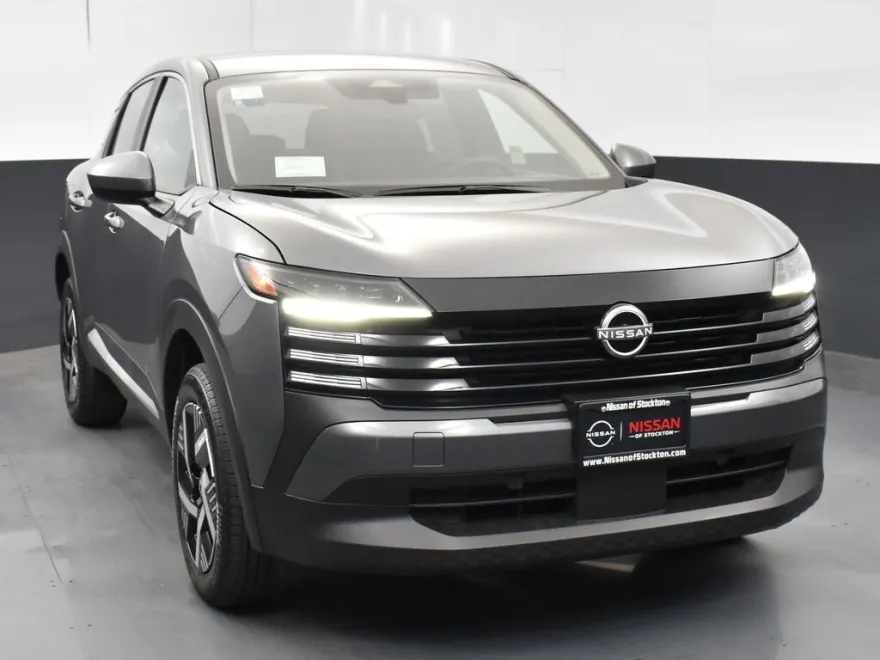 2025 Nissan Kicks SV photo 1