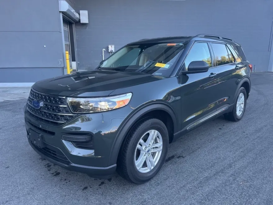 2022 Ford Explorer XLT photo 1