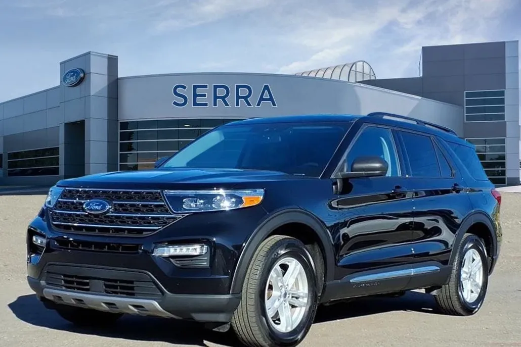 2023 Ford Explorer XLT photo 1