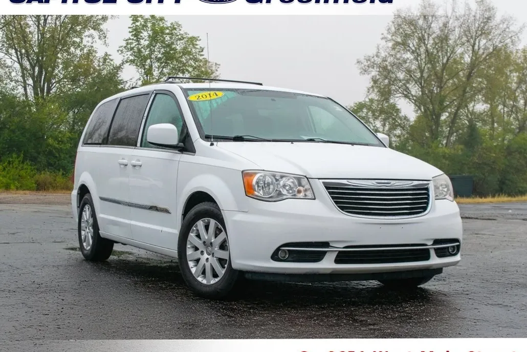 2014 Chrysler Town & Country Touring photo 1