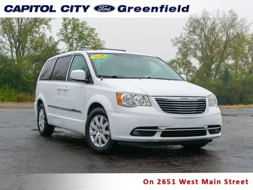 2014 Chrysler Town & Country Touring photo 1