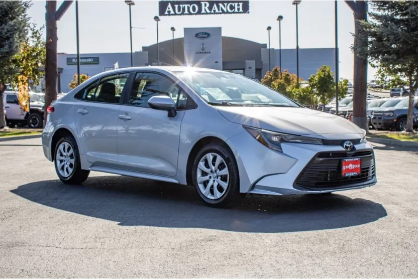 2023 Toyota Corolla LE photo 1