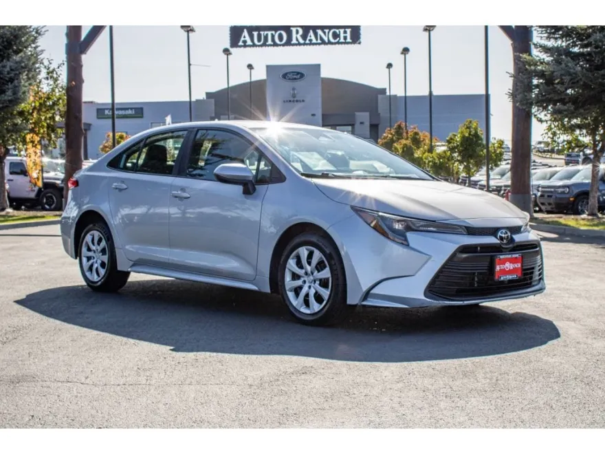 2023 Toyota Corolla LE photo 1