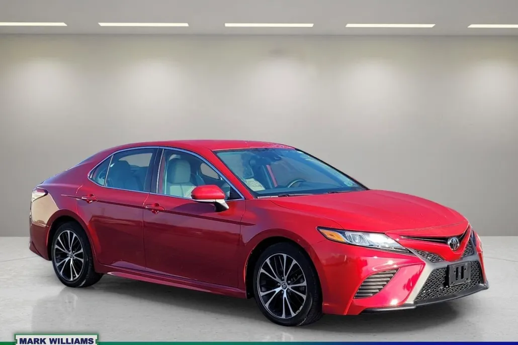 2020 Toyota Camry SE photo 1