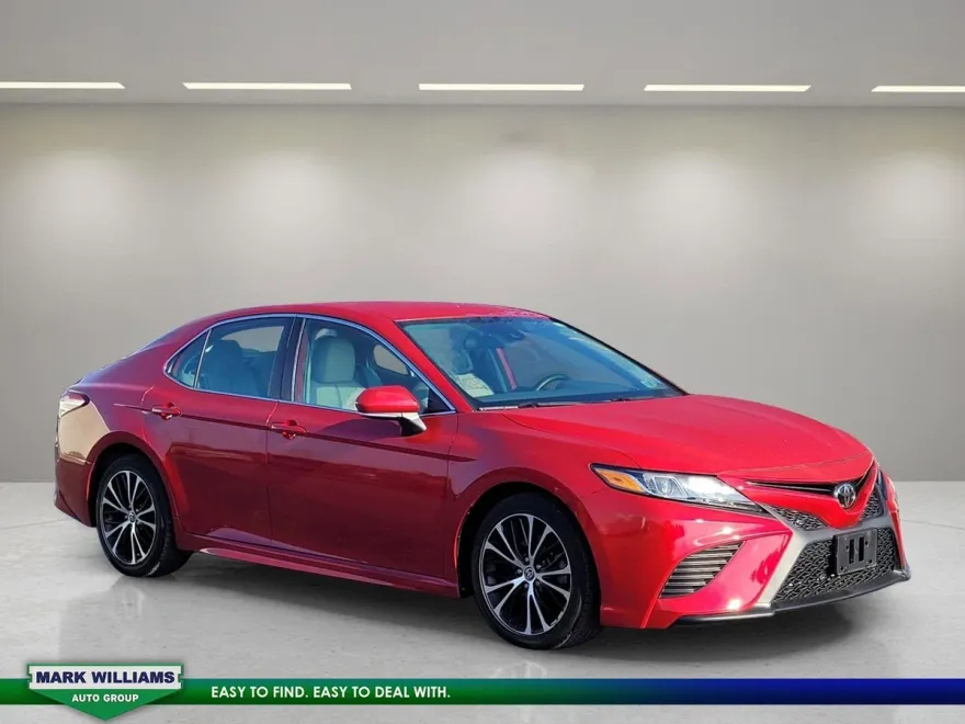 2020 Toyota Camry SE photo 1