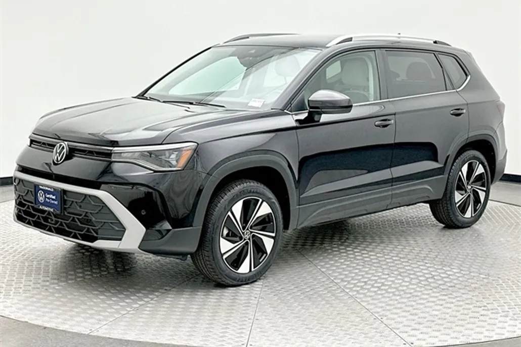 2025 Volkswagen Taos SE photo 1