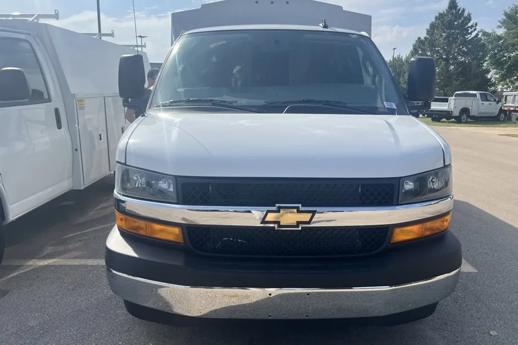 2025 Chevrolet Express Cutaway 3500 photo 1
