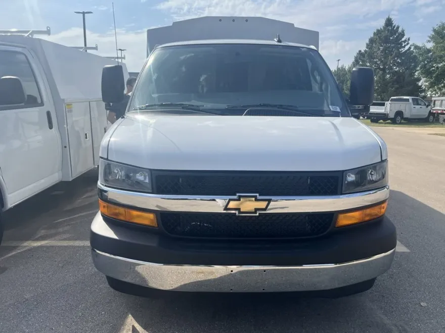 2025 Chevrolet Express Cutaway 3500 photo 1