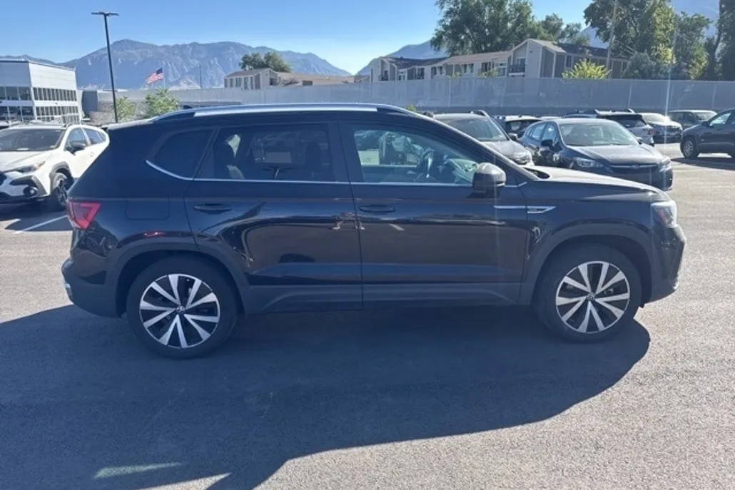 2022 Volkswagen Taos SE photo 1