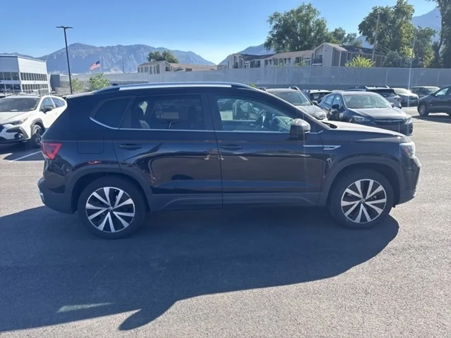 2022 Volkswagen Taos SE photo 1