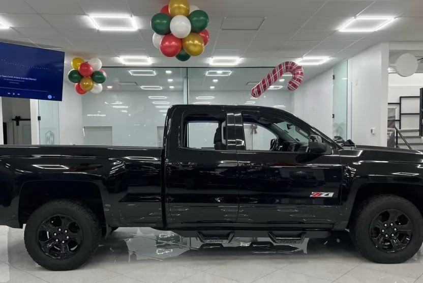 2017 Chevrolet Silverado 1500 LT photo 1