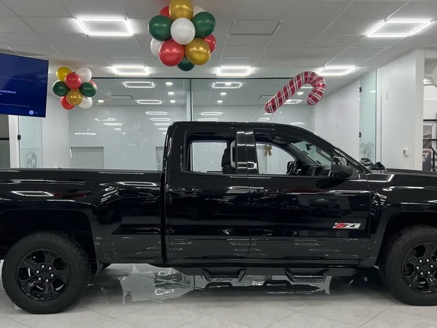 2017 Chevrolet Silverado 1500 LT photo 1