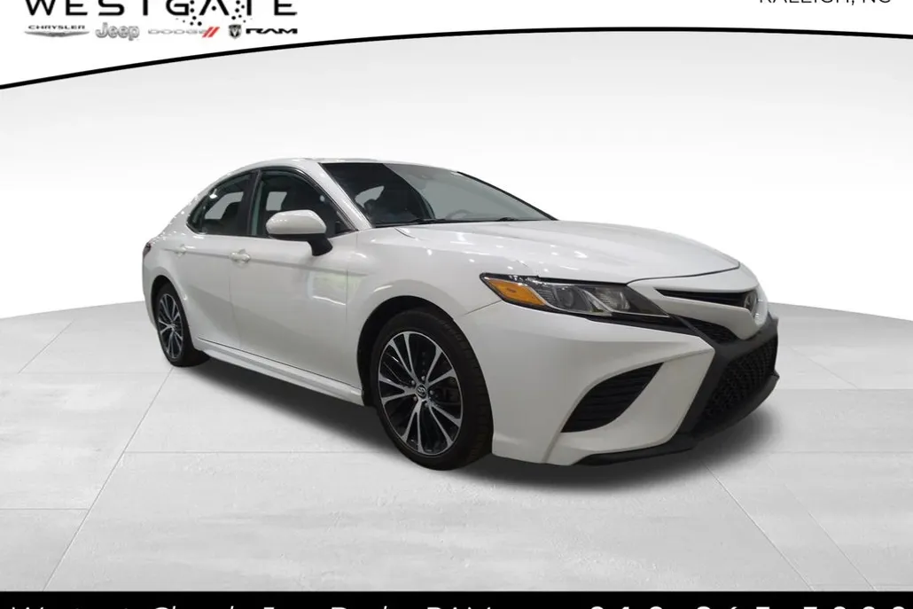 2019 Toyota Camry SE photo 1