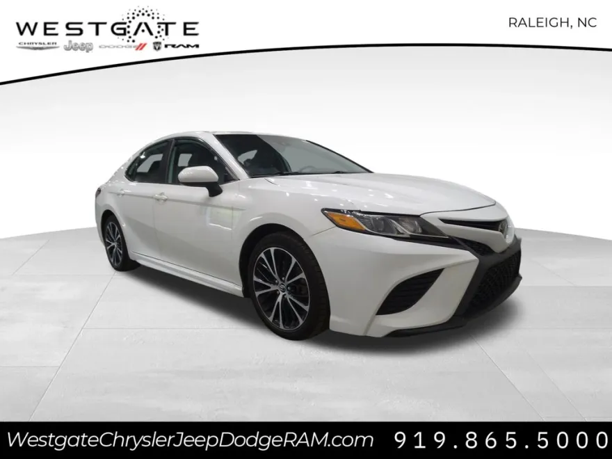2019 Toyota Camry SE photo 1