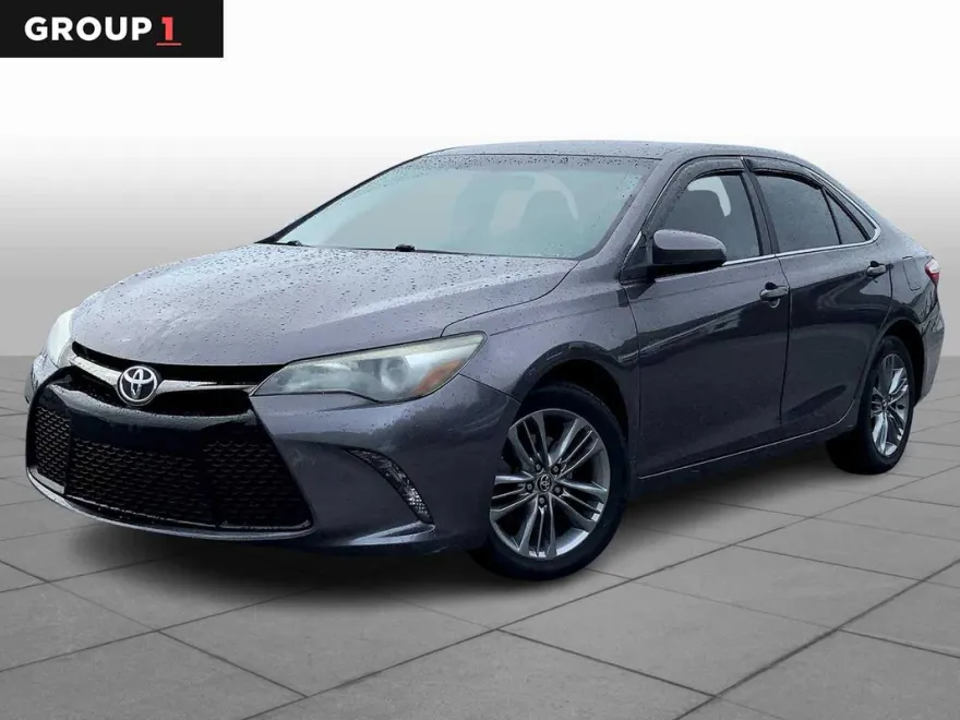 2015 Toyota Camry SE photo 1