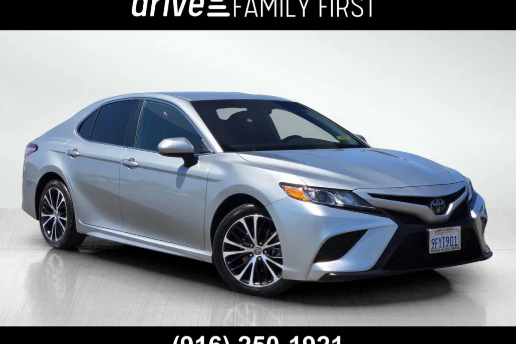 2020 Toyota Camry SE photo 1