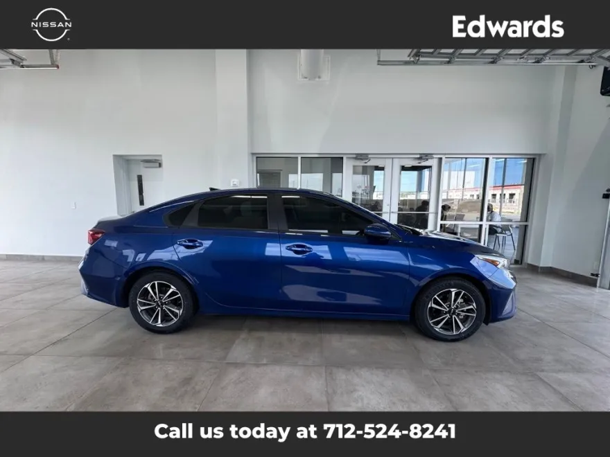 2023 Kia Forte LXS photo 1