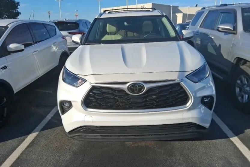 2022 Toyota Highlander XLE photo 1