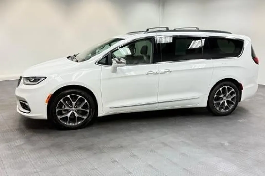 2022 Chrysler Pacifica Limited photo 1