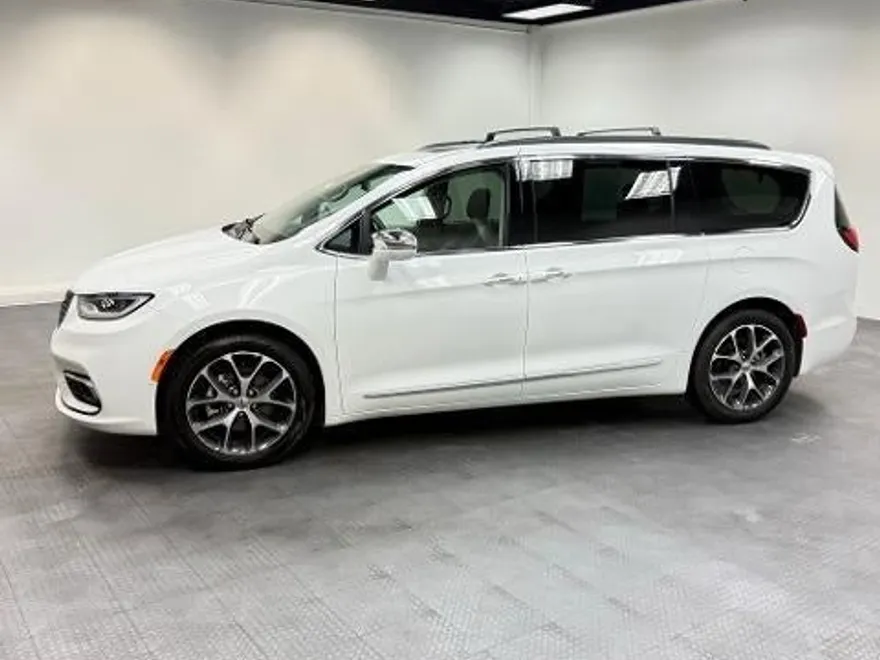 2022 Chrysler Pacifica Limited photo 1