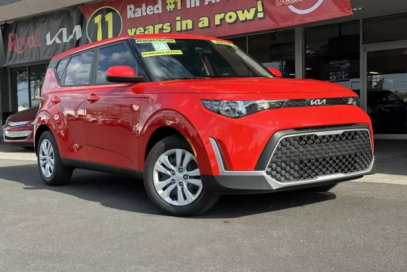 2025 Kia Soul LX photo 1