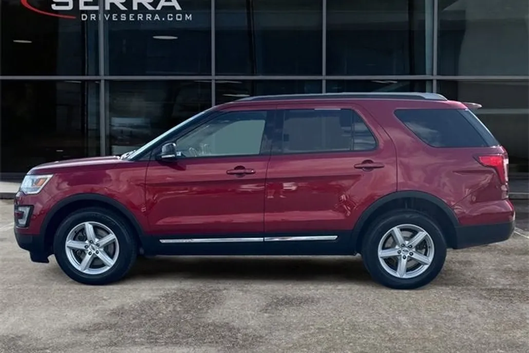 2017 Ford Explorer XLT photo 1